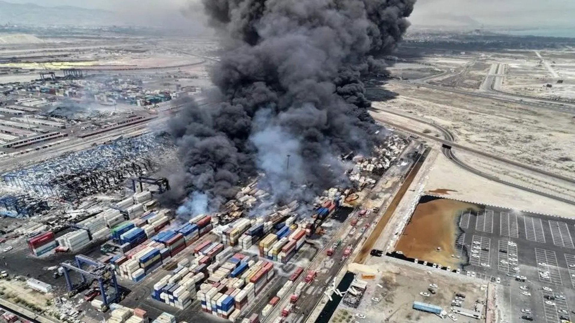 برخورد لیفتراک به کانتینر باعث...