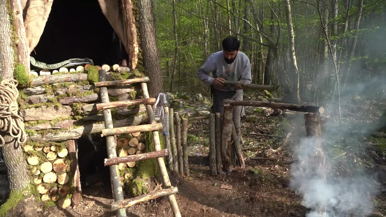 ساخت کلبه چوبی درختی در جنگل ه...