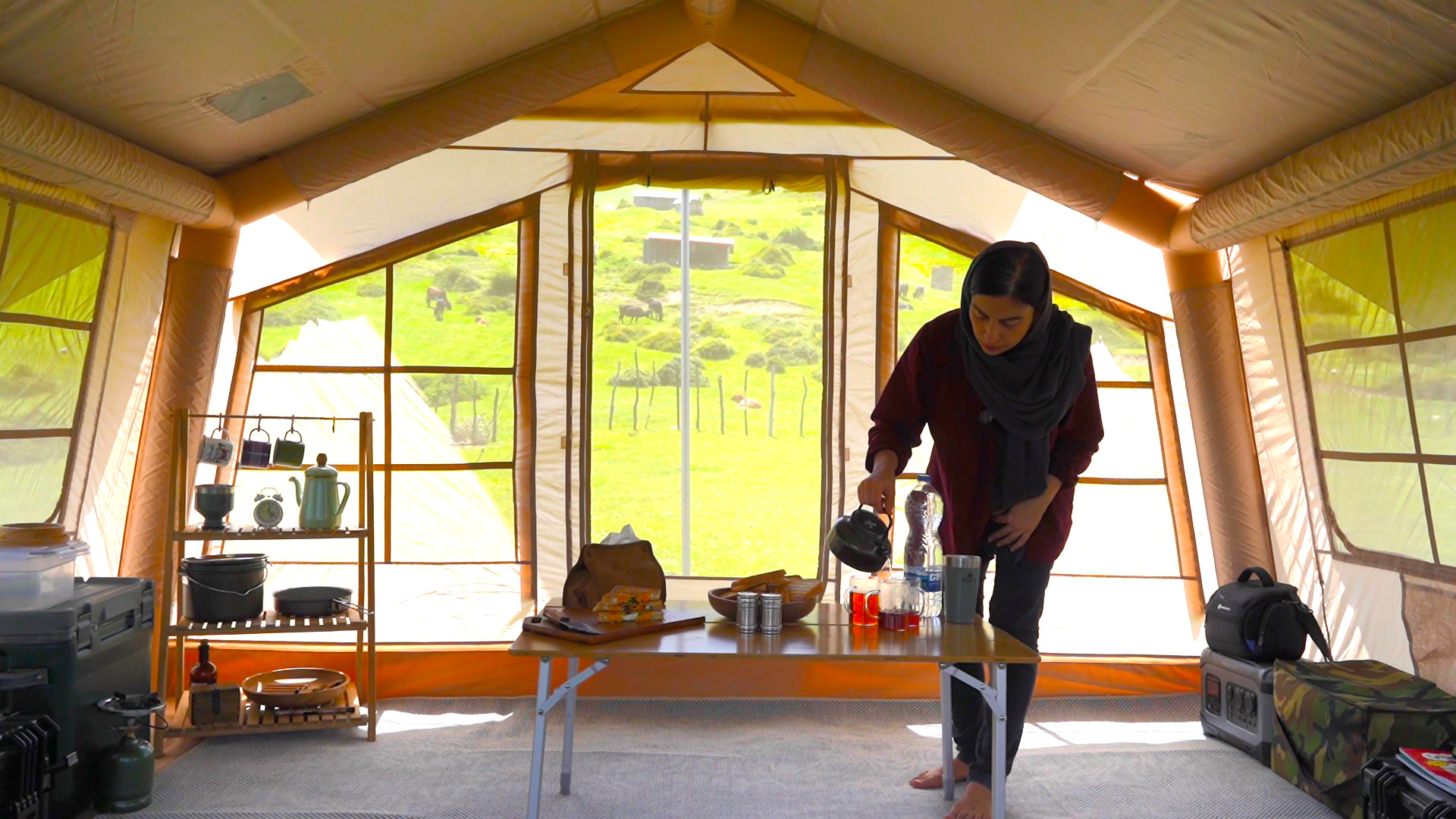 کمپ خانوادگی با چادر بادی در ط...