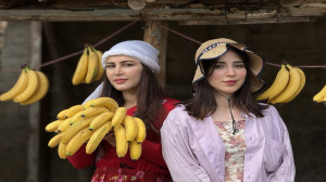 پخت کیک با موز در هوای بهاری