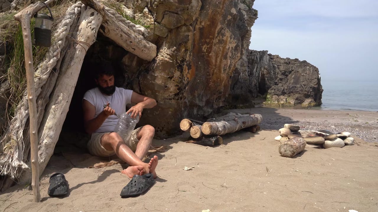 کمپینگ بقا در ساحل صخره ای و گ...