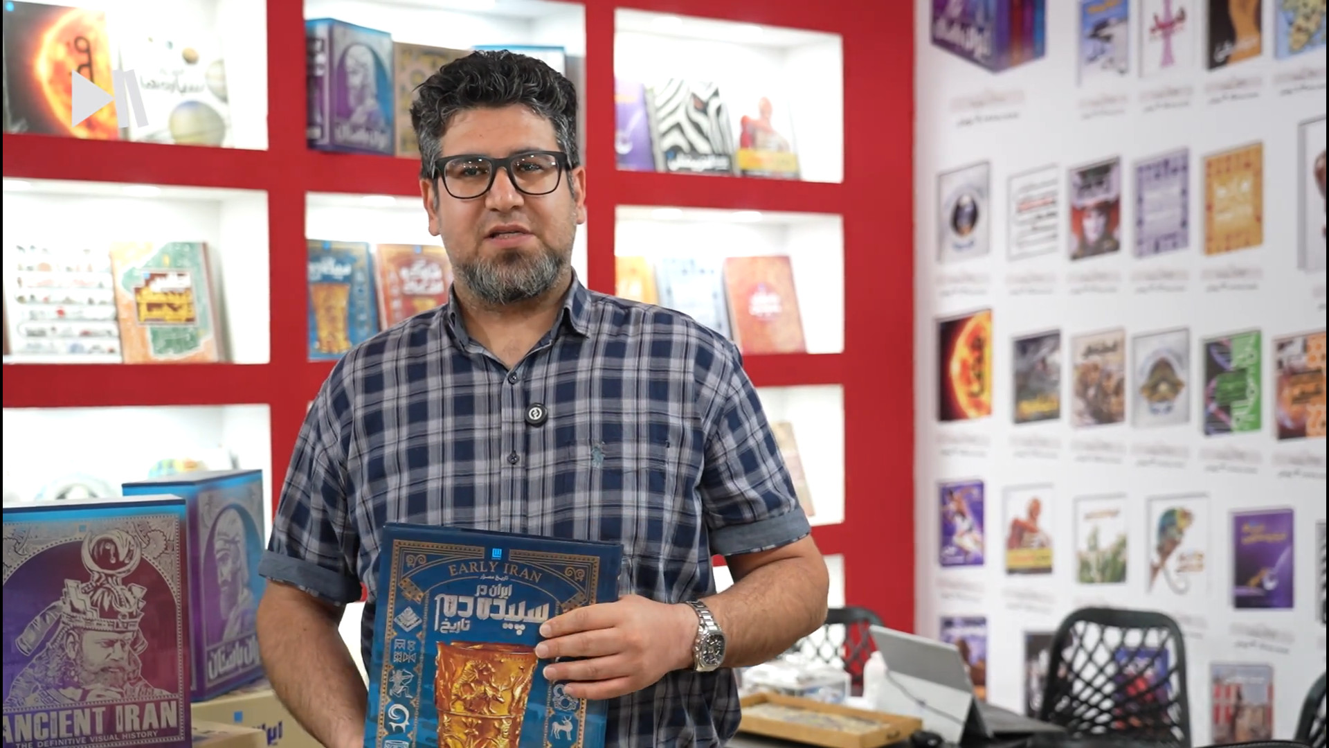 با غرفه‌دار نشر سایان در نمایش...