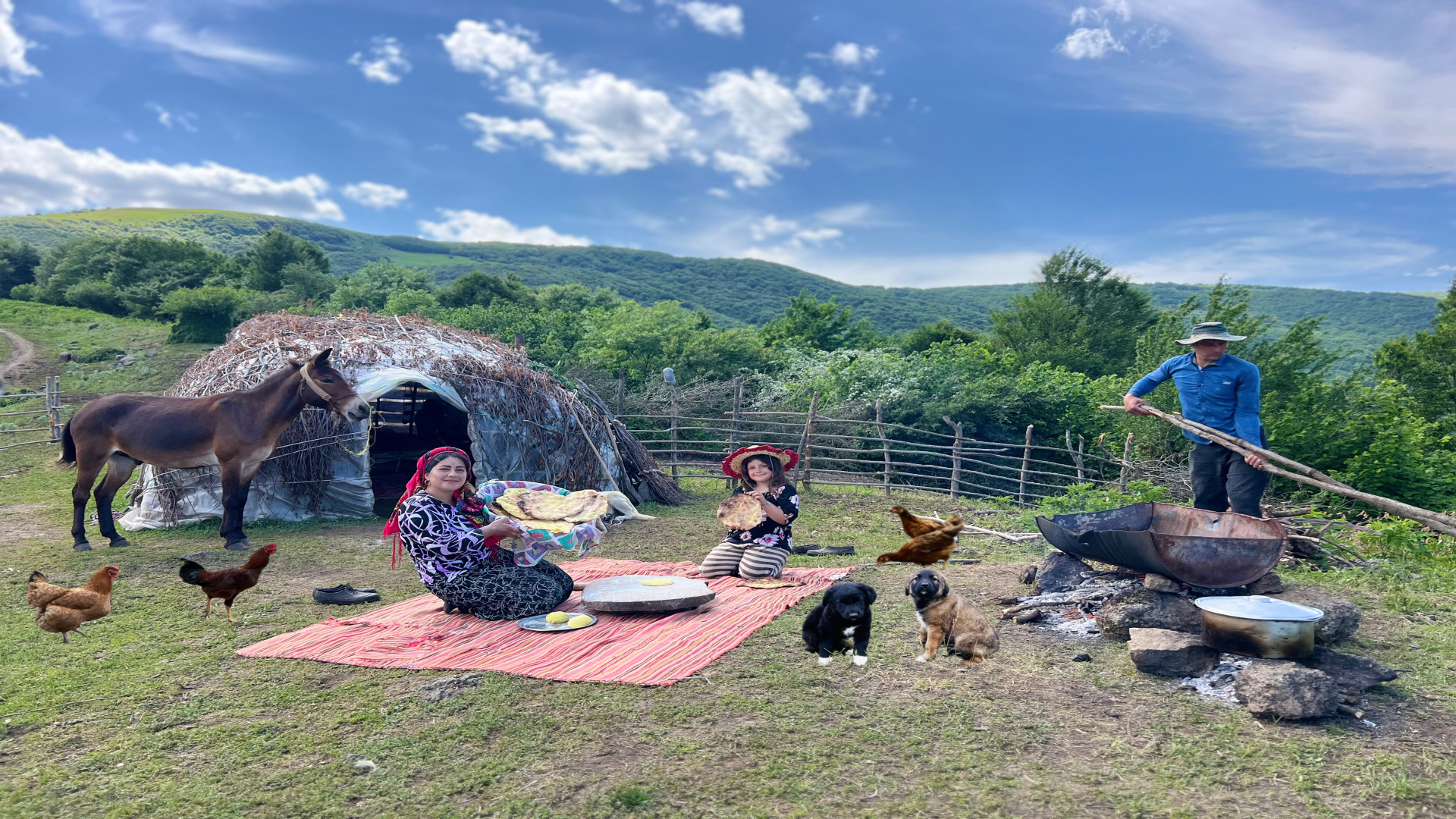 حصارکشی دور چادر و پختن نان سن...