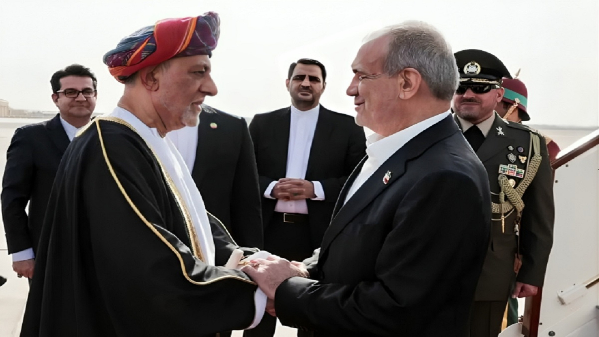 استقبال از پزشکیان در کاخ سلطا...