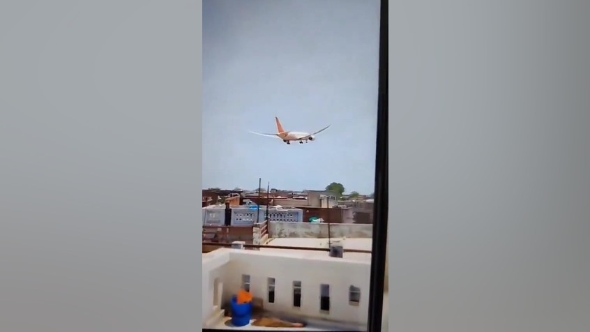 لحظه سقوط هواپیمای هندی با ۲۴۰...