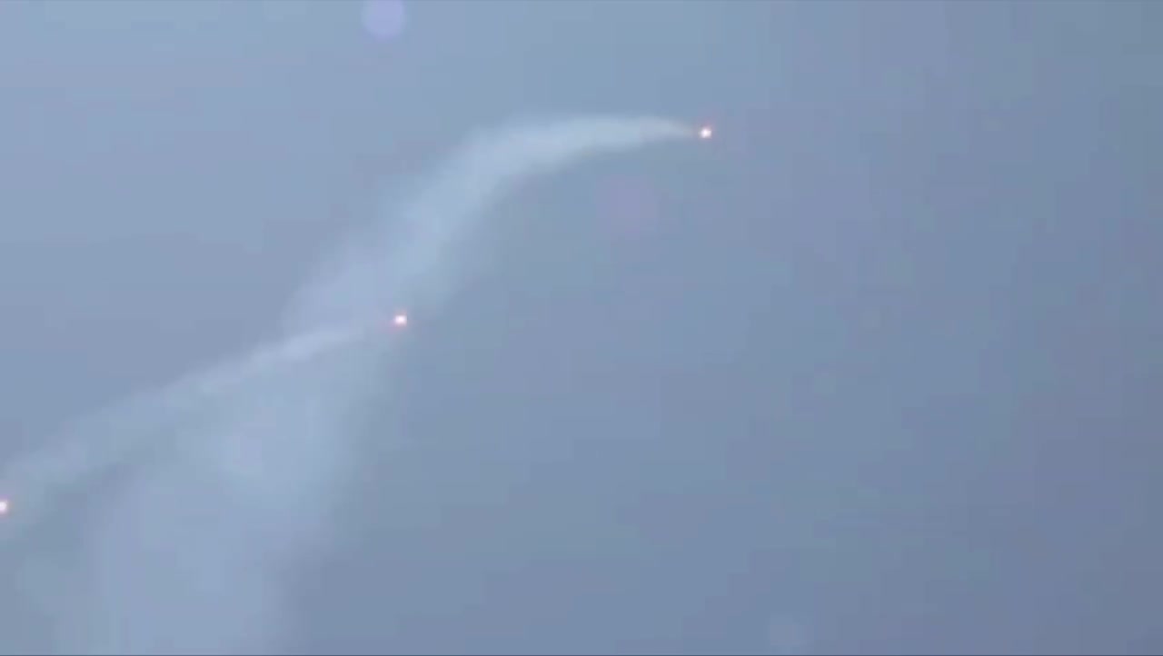 لحظه پرتاب موشک های ایرانی به...