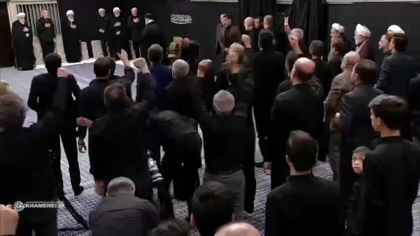 لحظه ورود رهبر انقلاب به حسینی...