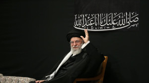 حضور رهبر انقلاب در حسینیه اما...