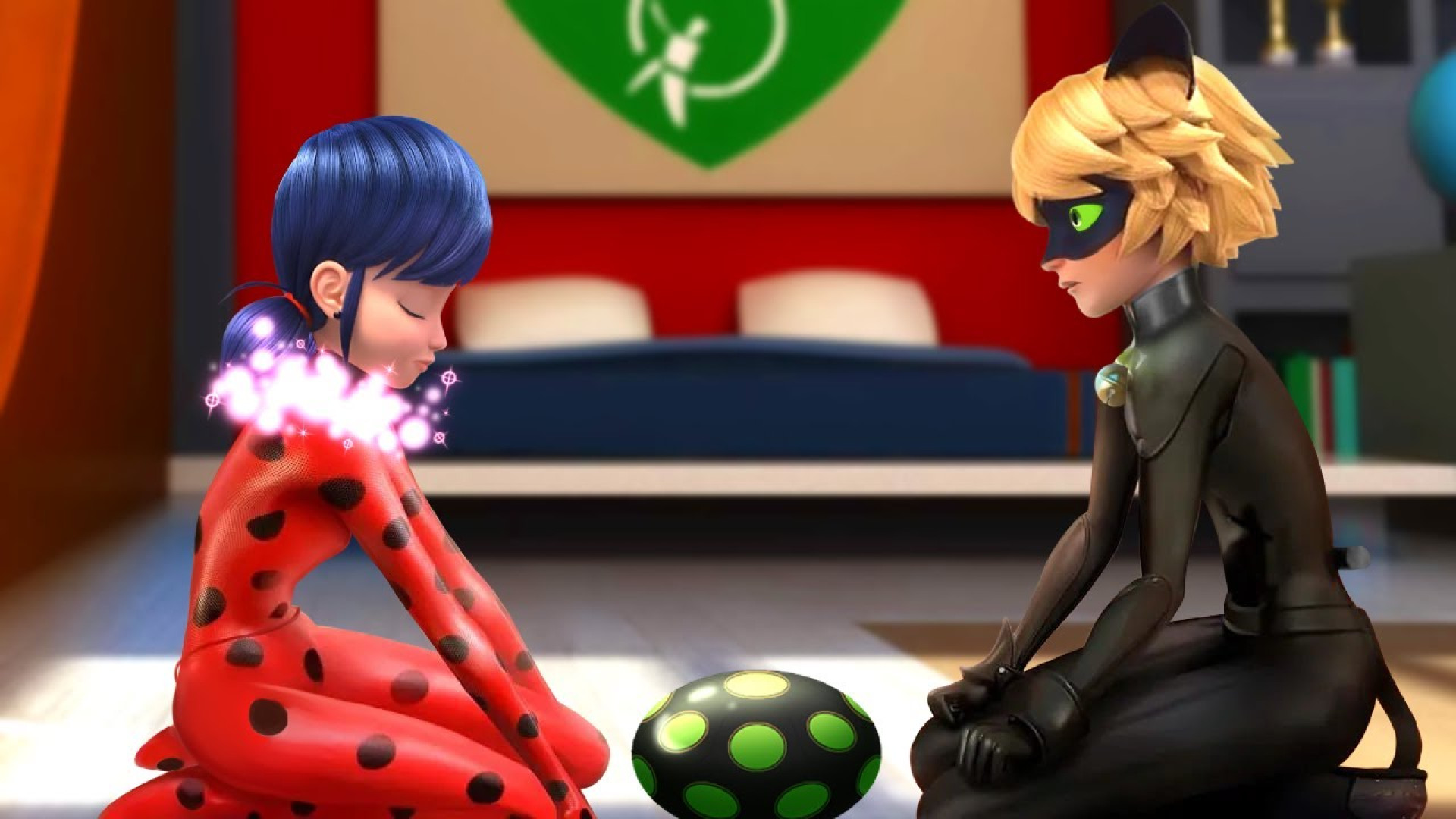 دختر کفشدوزکی و گربه سیاه دوبل...