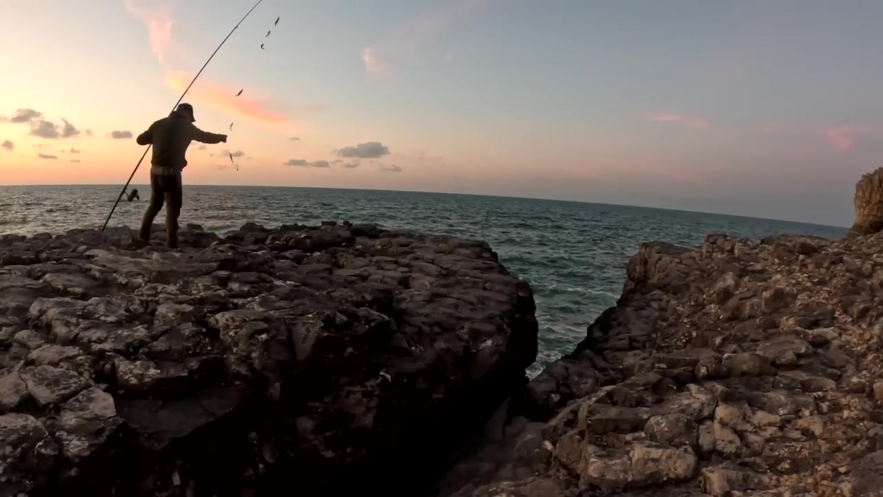 کمپینگ و ماهیگیری در یک غار سن...