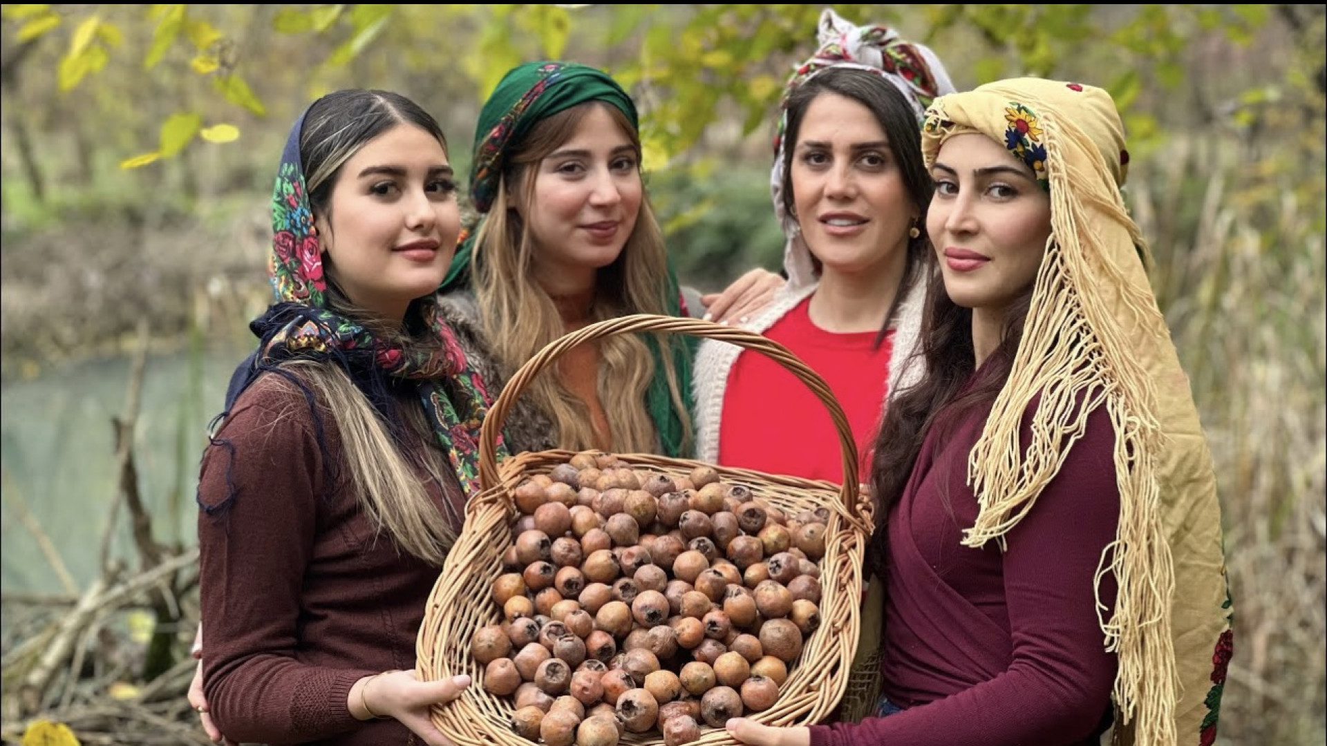 جمع کردن ازگیل وطرز تهیه ازگیل...