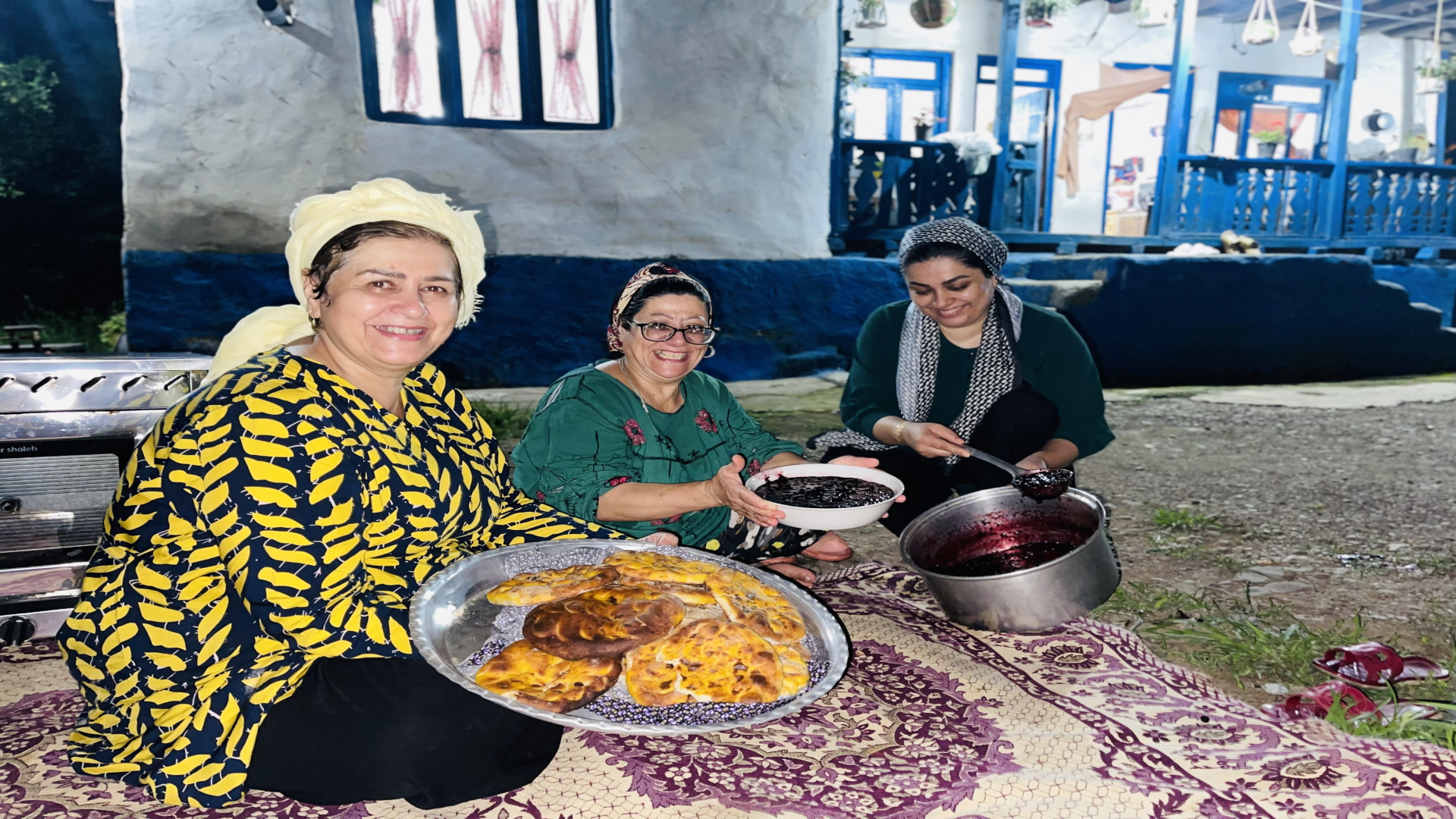 مربای تمشک کنار نان محلی