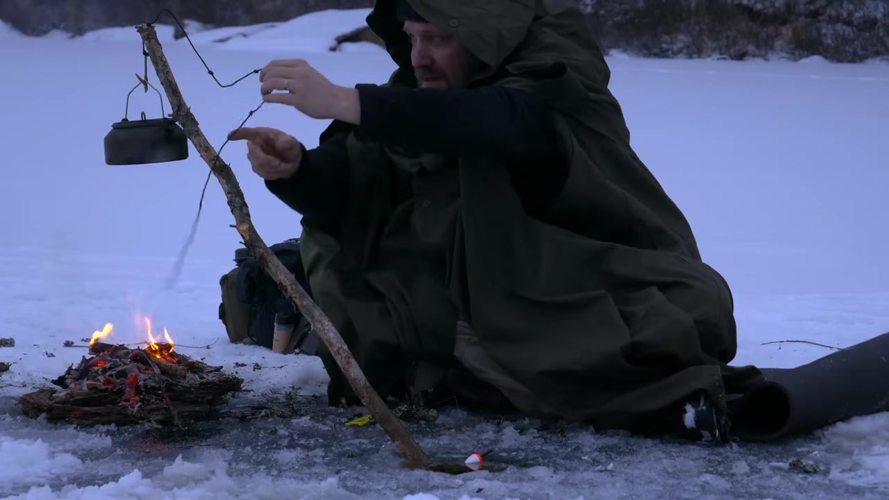 کمپینگ در دریاچه یخ زده و ساخت...