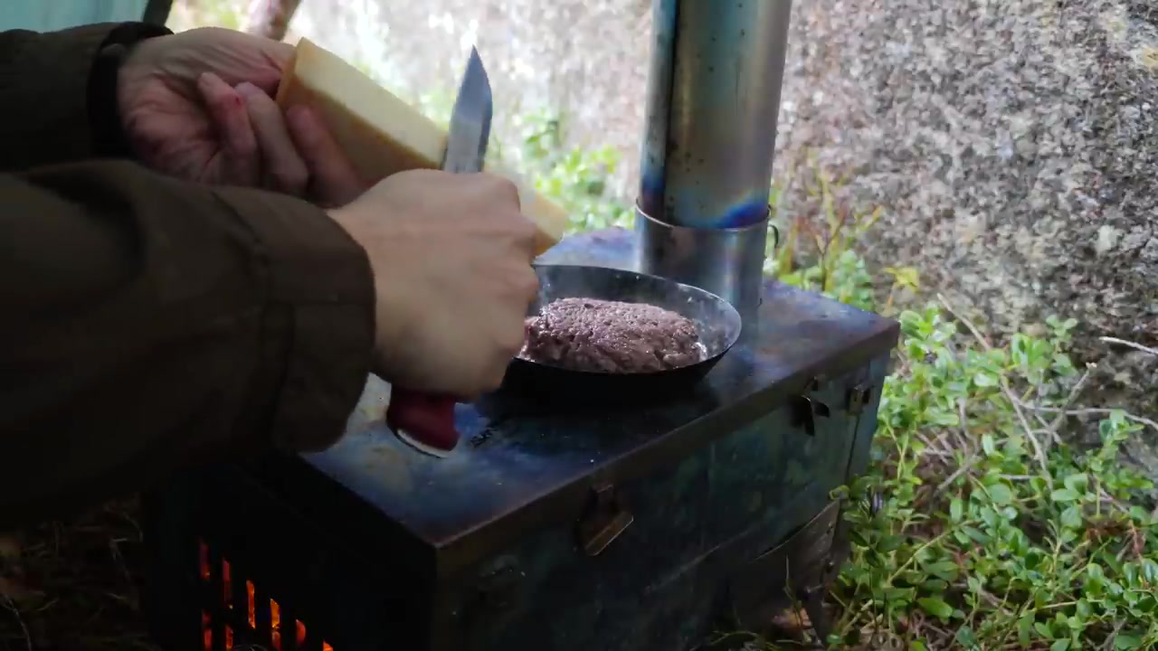 کمپینگ در چادر گرم در اعماق جن...