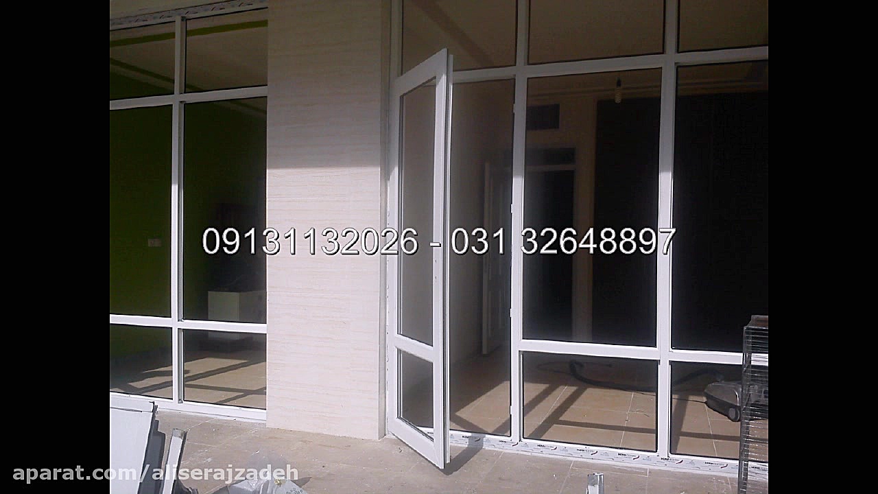 پنجره قدیمی در اصفهان با دوجدا...