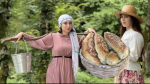پخت نان تازه روستای توسط دخترا...