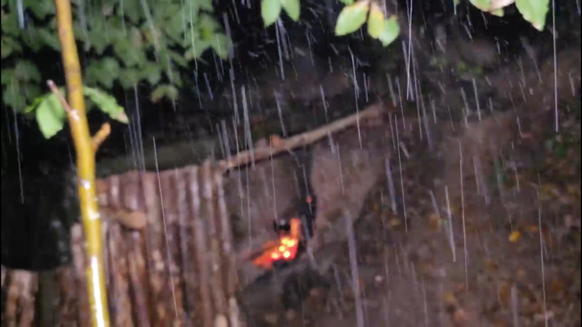 ساخت کلبه چوبی جنگلی برای اقام...