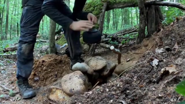 کمپینگ بارانی و ساخت کلبه بوشک...