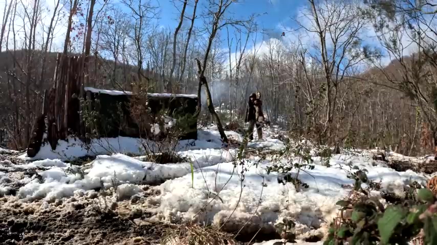 ساخت کلبه چوبی در جنگل و کباب...