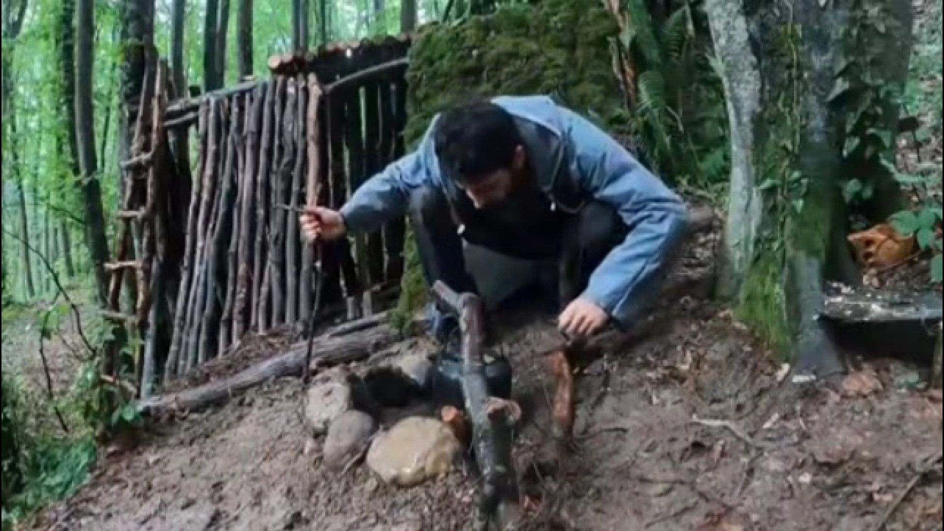 ساخت پناهگاه از چوب و خزه های...