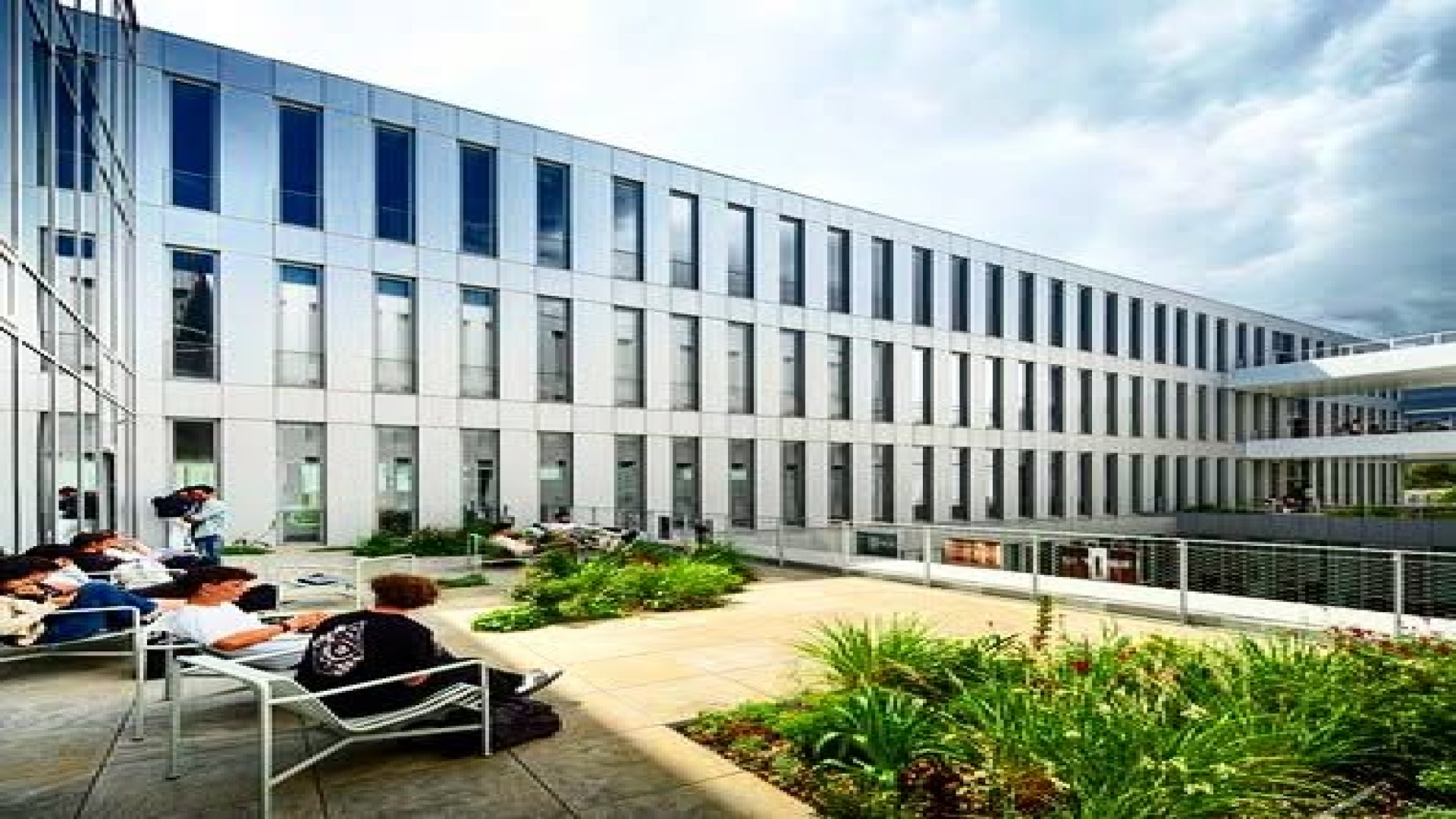 مون‌ پلیه فرانسه: کتابخانه‌ای...