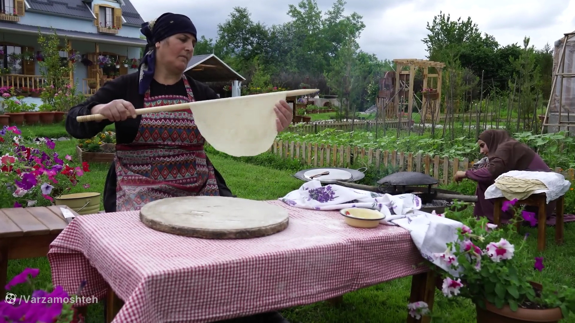 نان لواش روی ساج و پخت گوشت گا...