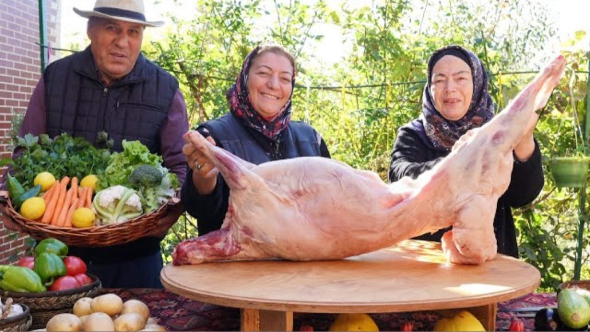 پخت یک گوسفند کامل در فرسنگی ب...