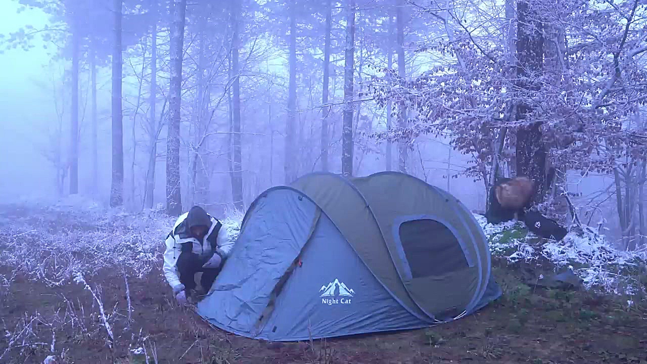 کمپ زمستانی در برف شدید و دمای...