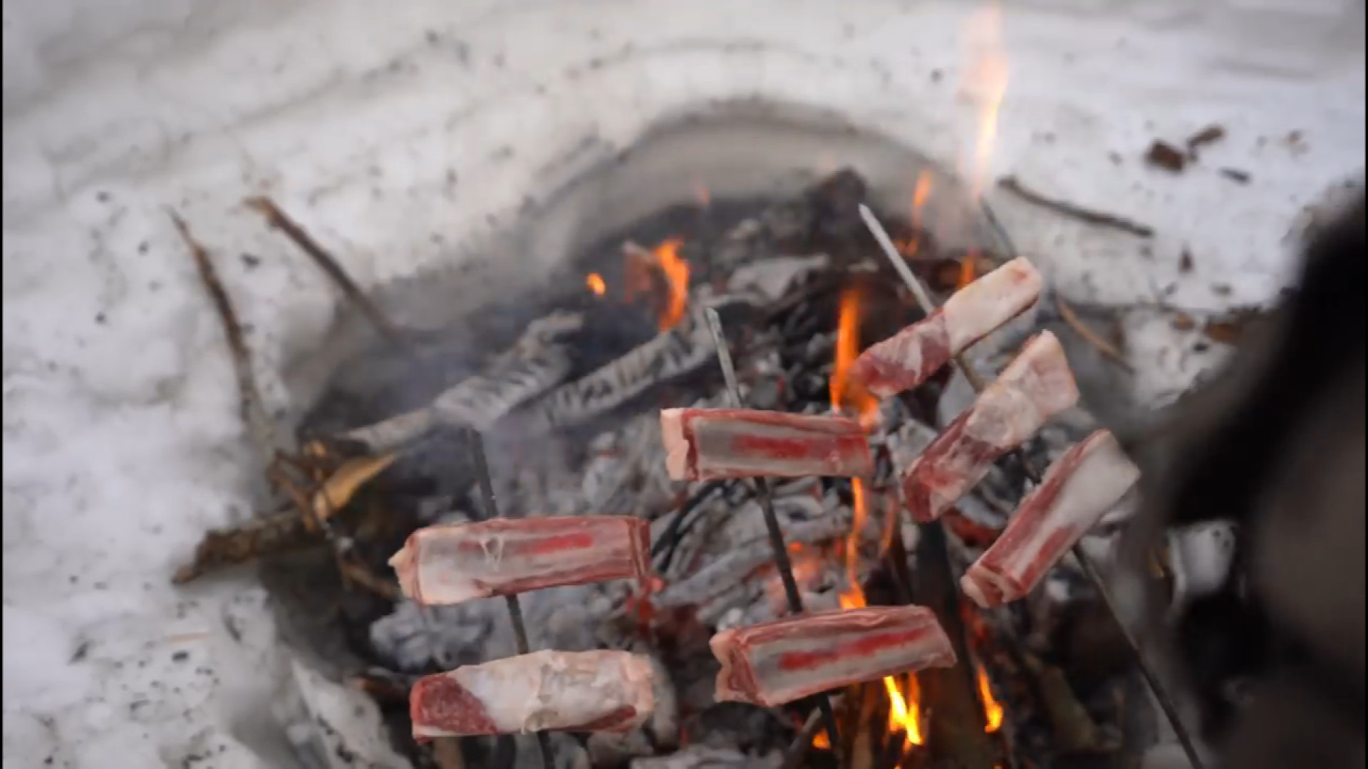 کمپینگ زمستانی و ساخت پناهگاه...