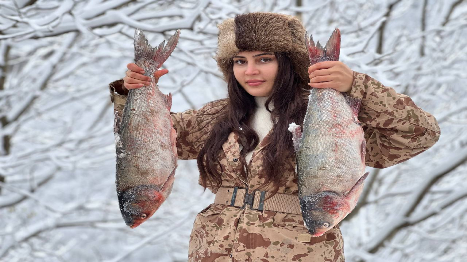 پخت کوکی ماهی در روستای برفی