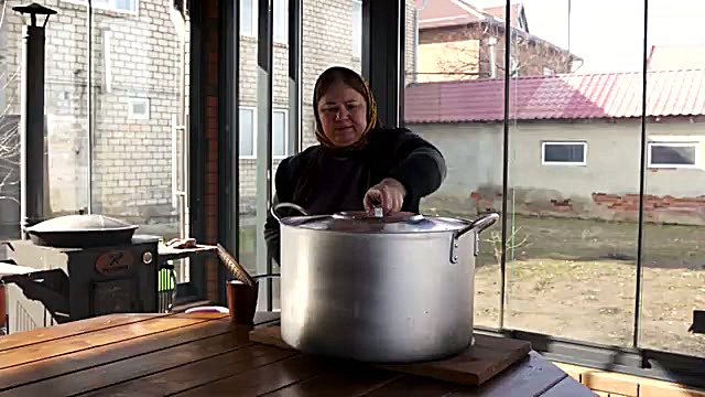 تهیه پنیر خانگی در روستاهای رو...