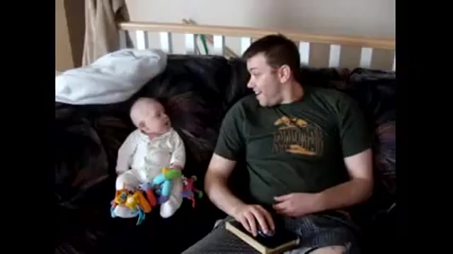 تقلید نی نی از بابا :)))