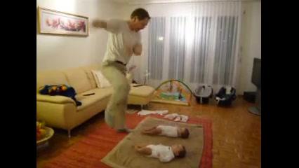 رقص نوزادهای دوقلو با پدر !