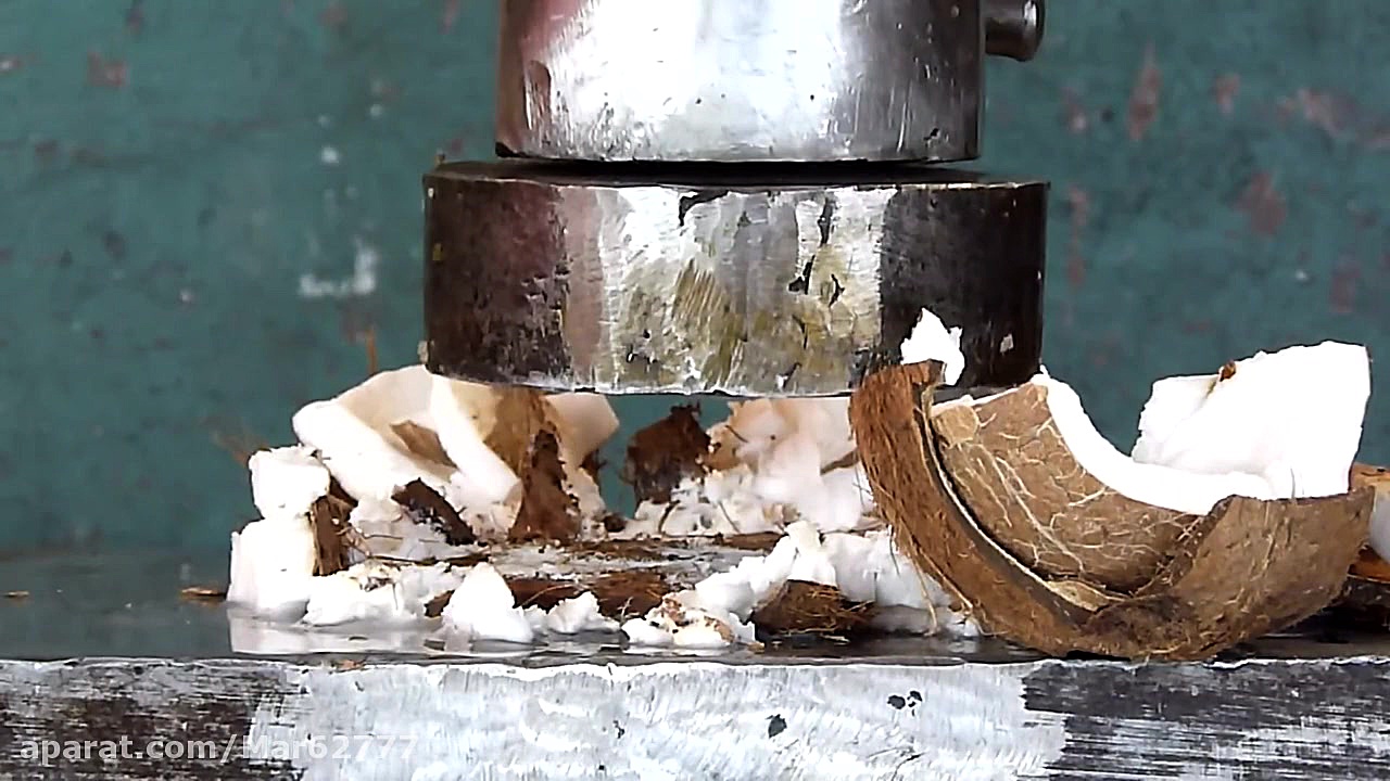 نارگیل زیر پرس هیدرولیک