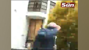 برهنه کردن دختر آمریکایی در با...