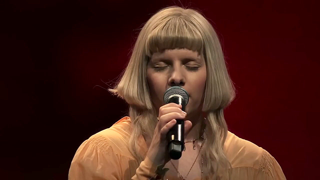 aurora . runaway زمان275ثانیه