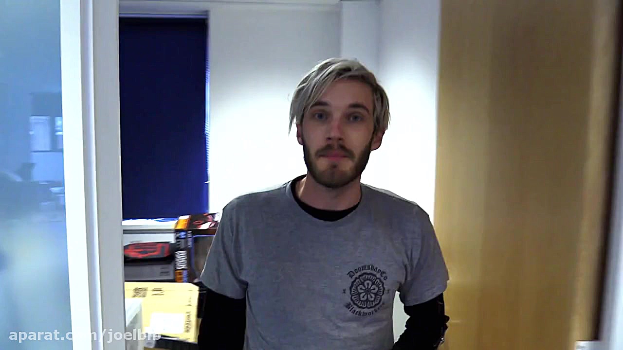 pewdiepie روی صندلی چرخ دار در...