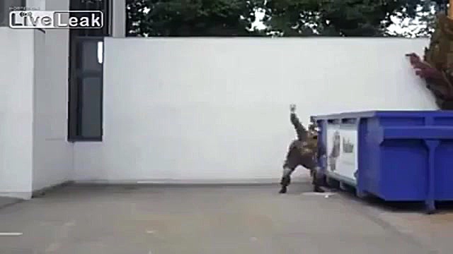 راه های انداختن قوطی در سطل زب...