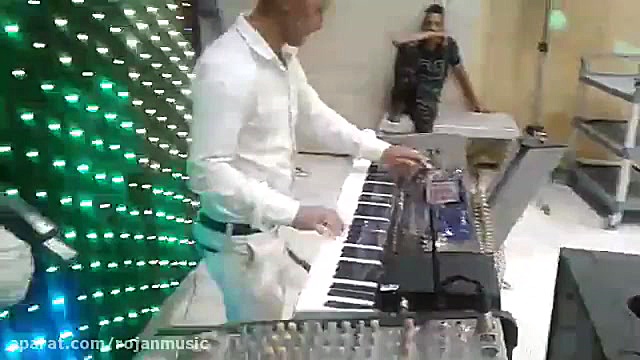 اجرای آهنگ شاباش شاباش از موزی...