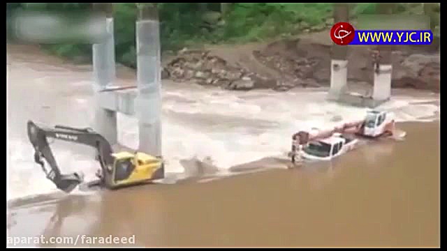 تلاش برای نجات مردم با بیل مکا...