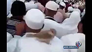 نشستن گنجشک بالای سر یک حاجی ه...