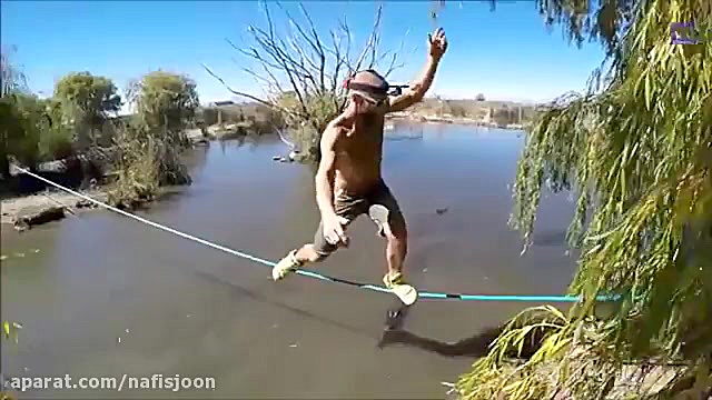 بندبازی بر فراز رودخانه ای پر...