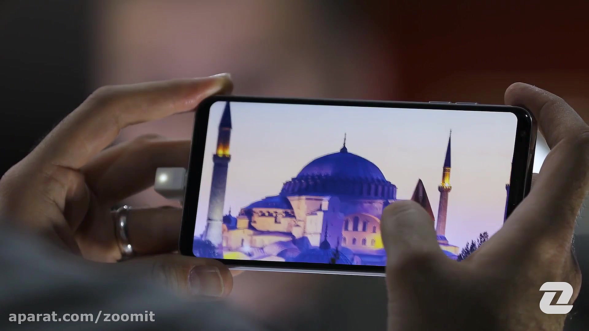 نگاه نزدیک زومیت به ال جی وی 3...