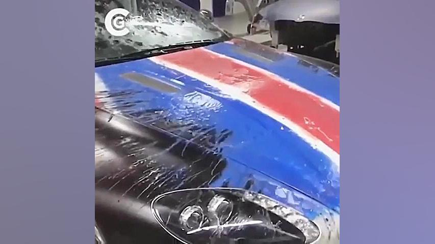 ماشینی که با ریختن آب رنگ آن ب...