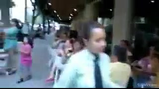 خلاقیت جالب یک رقاص خیابانی