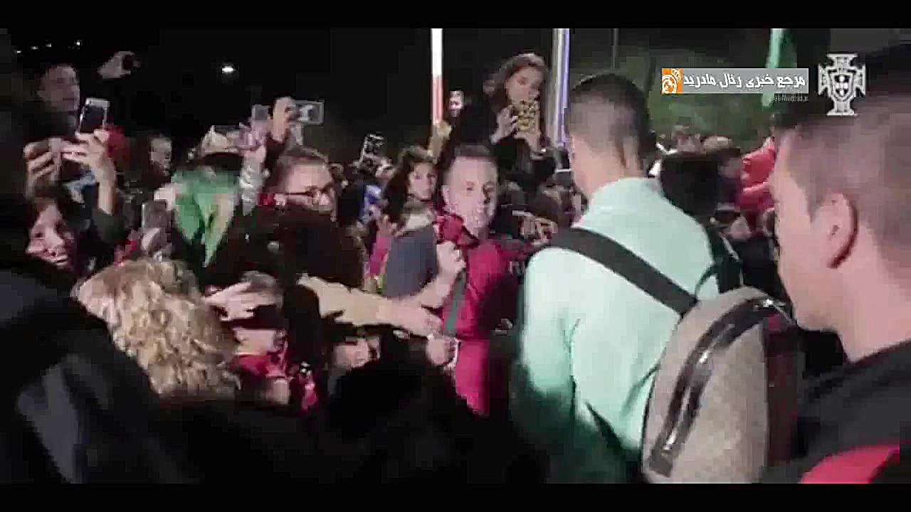 امضا دادن رونالدو به هوادارانش...