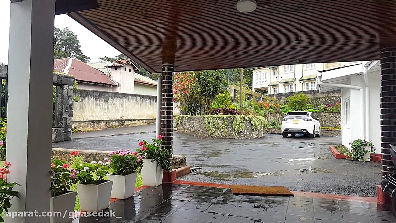 نوارا الیا حیاط هاستل در باران