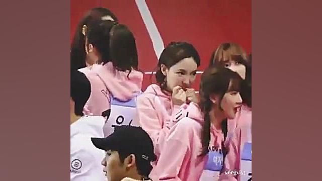 نایون خجالتی