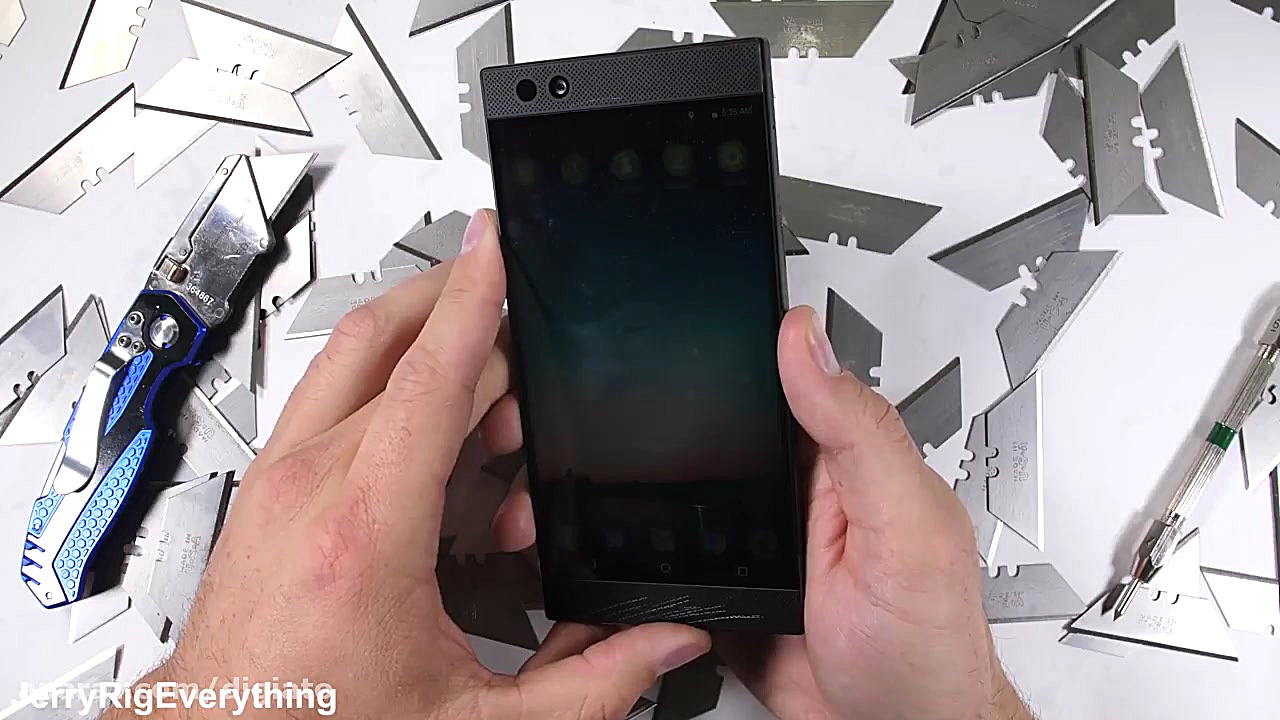 تست مقاومت Razer Phone