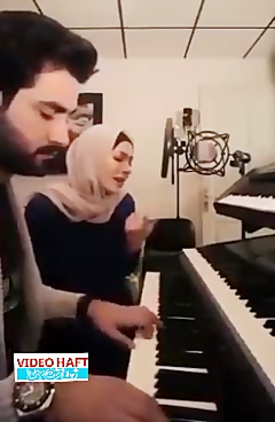 استقبال از ویدئوی خواننده زن ل...